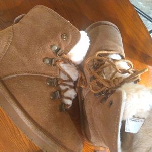 BearPaw Women's Size 6 Short Boots